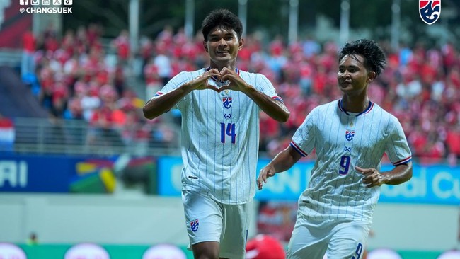 Teerasak Poeiphimai cetak dua gol yang membawa Thailand unggul 2-0 atas Singapura pada babak pertama semifinal Piala AFF 2026.