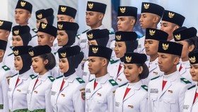 Anggota Paskibraka berfoto bersama usai dikukuhkan dalam Upacara Pengukuhan Paskibraka Tingkat Pusat 2026 di Istana Negara, Jakarta, Sabtu (15/8/2026). Wakil Presiden Gibran Rakabuming Raka mengukuhkan 76 anggota Paskibraka dari 38 provinsi di Indone