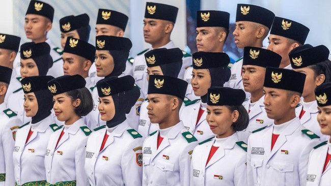 Anggota Paskibraka berfoto bersama usai dikukuhkan dalam Upacara Pengukuhan Paskibraka Tingkat Pusat 2026 di Istana Negara, Jakarta, Sabtu (15/8/2026). Wakil Presiden Gibran Rakabuming Raka mengukuhkan 76 anggota Paskibraka dari 38 provinsi di Indone
