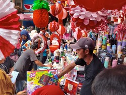 Warga Berburu Hadiah Lomba 17-an di Pasar Jatinegara, Rogoh Kocek Rp 2 Juta