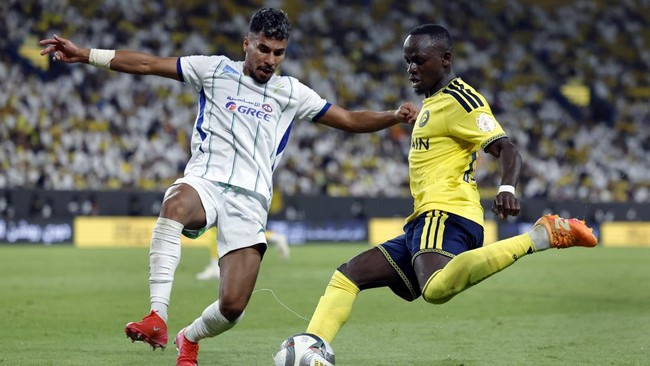 Soccer Football - Saudi Pro League - Al Nassr v Al Fateh - Al Awwal Park, Riyadh, Saudi Arabia - August 15, 2026 Al Nassr's Sadio Mane in action with Al Fateh's Saeed Baattia REUTERS/Hamad I Mohammed