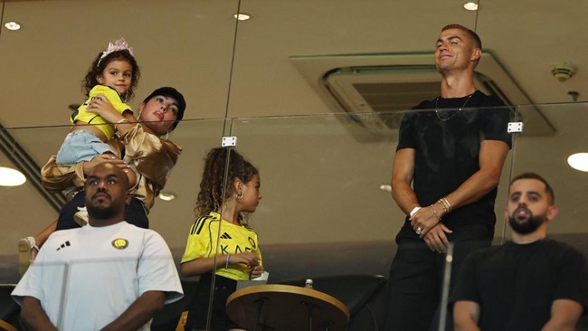 Soccer Football - Saudi Pro League - Al Nassr v Al Fateh - Al Awwal Park, Riyadh, Saudi Arabia - August 15, 2026 Al Nassr's Cristiano Ronaldo, Georgina Rodriguez and their daughters Bella Esmeralda, Alana Martina before the match REUTERS/Hamad I Moha