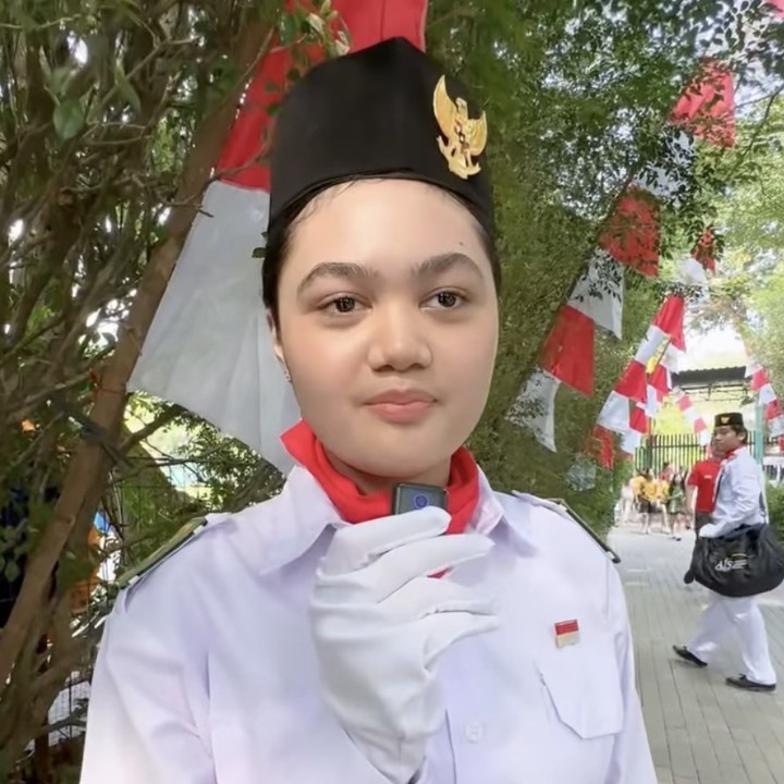 <p>Deretan anak artis terpilih sebagai Paskibra (Pasukan Pengibar Bendera) di upacara Hari Ulang Tahun Republik Indonesia (HUT RI) ke-81. Salah satunya adalah anak pertama penyanyi Krisdayanti, Amora Lemos. Melalui unggahan di Instagram, Krisdyanti membagikan potret Amora yang mengenakan seragam putih Paskibra. Amora bertugas sebagai Paskibra di sekolahnya, Australian Independent School (AIS) Indonesia. (Foto: Instagram @krisdayantilemos)</p>