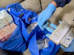 Penampakan Tumpukan Duit-Kepingan Silver dari WN India Penyelundup Emas