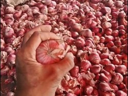 Bawang Merah Thailand Beredar di Pasar Galiran Klungkung, Pedagang Resah