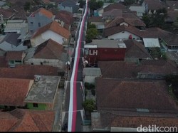 Menelusuri Kanopi Merah Putih Sepanjang 300 Meter di Cimalaka