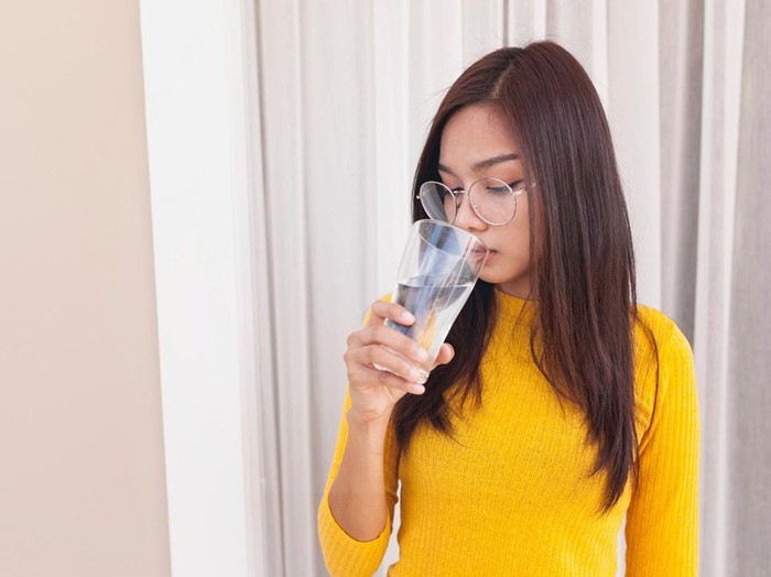 Berkumur dengan air putih setelah minum kopi atau teh dapat membantu membilas sisa senyawa yang berpotensi meninggalkan noda pada gigi/ Foto: Magnific.ocm/Magnific