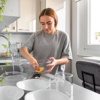 5 Peralatan Dapur yang Sebaiknya Jangan Direndam Terlalu Lama di Wastafel