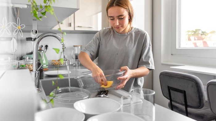 5 Peralatan Dapur yang Sebaiknya Jangan Direndam Terlalu Lama di Wastafel