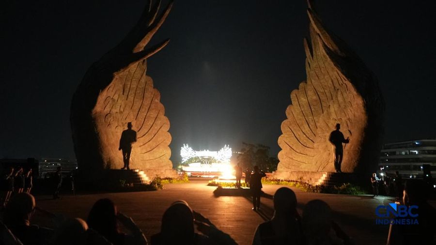 Dalam rangka memperingati Hari Ulang Tahun ke-80 Kemerdekaan Republik Indonesia, Kepala Otorita Ibu Kota Nusantara (IKN), Basuki Hadimuljono, memimpin Apel Kehormatan dan Renungan Suci di Taman Kusuma Bangsa, Kawasan Inti Pusat Pemerintahan (KIPP) IK