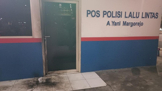 Dua Pos Polisi Lalu Lintas di Surabaya diduga menjadi sasaran pelemparan bom molotov oleh orang tak dikenal (OTK) pada Sabtu (15/8) malam. Dua lokasi yang diduga menjadi sasaran yakni Pos Lalu Lintas A Yani Margorejo dan Pos Lalu Lintas Bundaran Waru