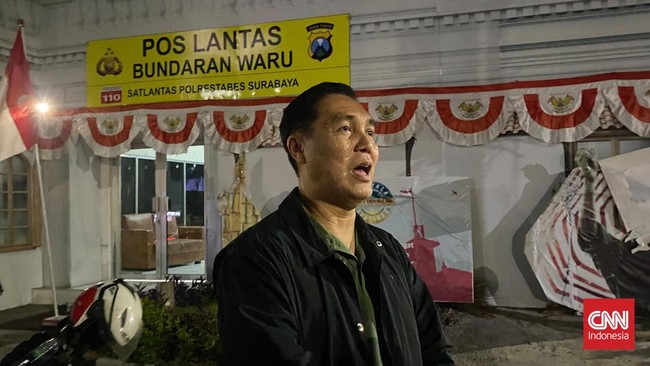 Dua Pos Polisi Lalu Lintas di Surabaya diduga menjadi sasaran pelemparan bom molotov oleh orang tak dikenal (OTK) pada Sabtu (15/8) malam. Dua lokasi yang diduga menjadi sasaran yakni Pos Lalu Lintas A Yani Margorejo dan Pos Lalu Lintas Bundaran Waru