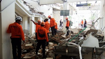 Rescuers inspect a heavily-damaged building at L. Say port  following an earthquake in Maumere, Sikka, East Nusa Tenggara province, Indonesia, August 15, 2026. REUTERS/Willy Kurniawan