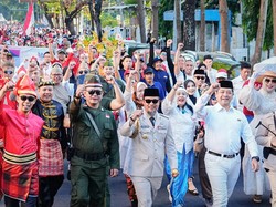 Gubernur Sulsel Tampil Bak Bung Karno Saat Kirab Kemerdekaan di Makassar