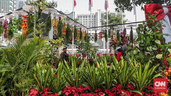 Sejumlah warga mengunjungi Taman Polkam Merdeka 81 di depan Kantor Kemenko Polkam RI, Jakarta, Minggu (16/8). (CNN Indonesia/Febria Adha L)