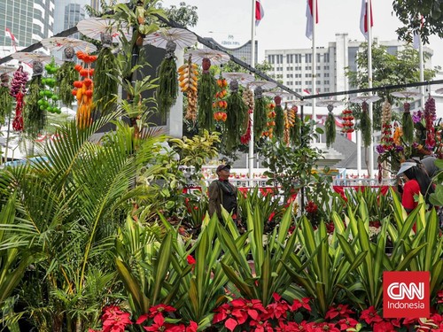 Sejumlah warga mengunjungi Taman Polkam Merdeka 81 di depan Kantor Kemenko Polkam RI, Jakarta, Minggu (16/8). (CNN Indonesia/Febria Adha L)