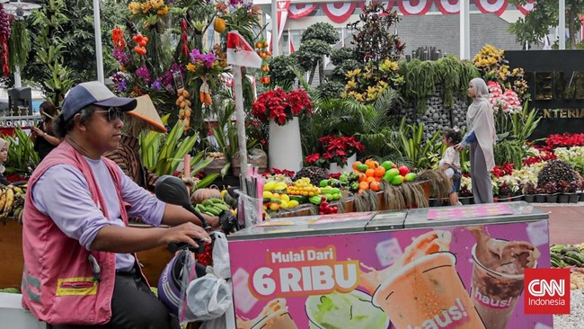 Sejumlah warga mengunjungi Taman Polkam Merdeka 81 di depan Kantor Kemenko Polkam RI, Jakarta, Minggu (16/8). (CNN Indonesia/Febria Adha L)