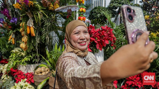 Sejumlah warga mengunjungi Taman Polkam Merdeka 81 di depan Kantor Kemenko Polkam RI, Jakarta, Minggu (16/8). (CNN Indonesia/Febria Adha L)