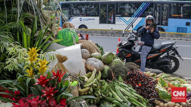 Sejumlah warga mengunjungi Taman Polkam Merdeka 81 di depan Kantor Kemenko Polkam RI, Jakarta, Minggu (16/8). (CNN Indonesia/Febria Adha L)