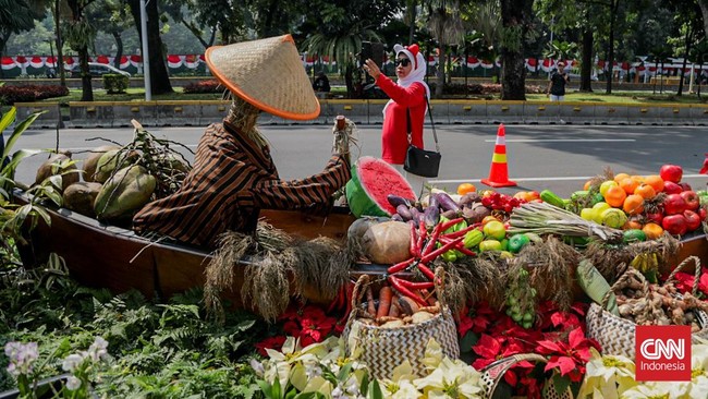 Sejumlah warga mengunjungi Taman Polkam Merdeka 81 di depan Kantor Kemenko Polkam RI, Jakarta, Minggu (16/8). (CNN Indonesia/Febria Adha L)
