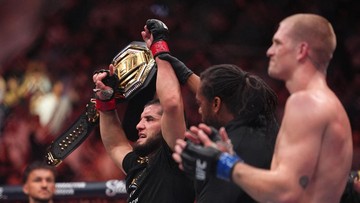 Sorotan Dunia Olahraga CNN Sport : FOTO: Islam Makhachev Babak Belur Saat Kalahkan Ian Garry di UFC 330