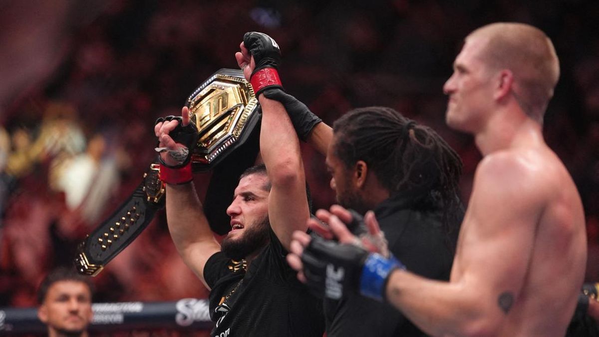 FOTO: Islam Makhachev Babak Belur Saat Kalahkan Ian Garry di UFC 330