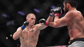 Aug 15, 2026; Philadelphia, Pennsylvania, USA; Islam Makhachev (red gloves) fights against Iah Machado Garry (blue gloves) in the welterweight title bout during UFC 330 at Xfinity Mobile Arena. Mandatory Credit: Kyle Ross-Imagn Images