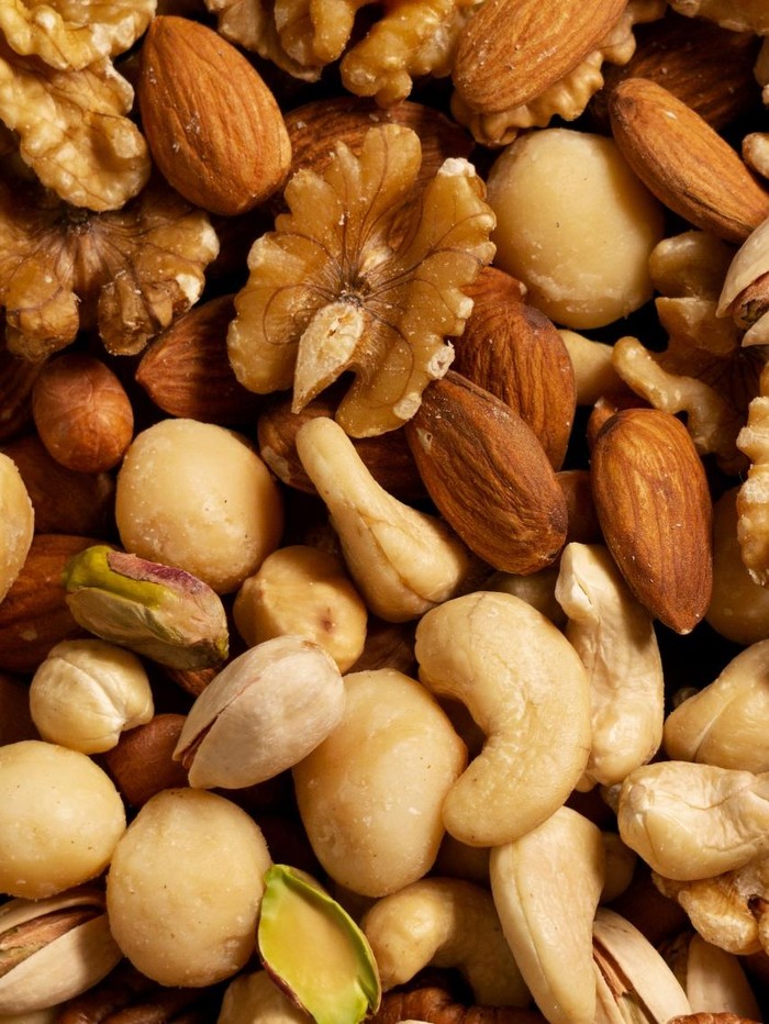 Kacang-kacangan seperti kacang mete, buncis, lentil, dan kacang merah dapat menjadi sumber zinc berbasis tumbuhan. Kandungan serat, protein, dan berbagai nutrisi lainnya membuat kelompok makanan ini cocok menjadi bagian dari pola makan seimbang untuk mendukung kesehatan kulit.