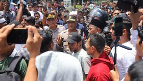 Kapolda Aceh Irjen Ruddi Setiwan berdialog dengan massa yang memperingati hari damai Aceh ke 21.