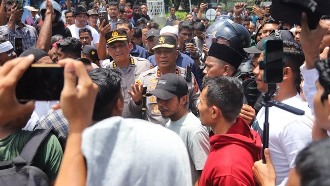 Kapolda Aceh Irjen Ruddi Setiwan berdialog dengan massa yang memperingati hari damai Aceh ke 21.