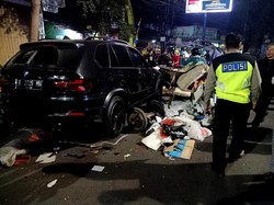 BMW Tabrak Becak dan Gerobak di Bandung, 2 Orang Luka-luka
