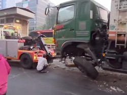 Truk Tabrak Separator Busway Koridor 9, Lalin Jalan MT Haryono Tersendat
