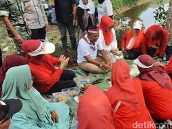 HUT ke-81 RI: Warga Tasik Ngaliwet Massal di Situ Sanghyang