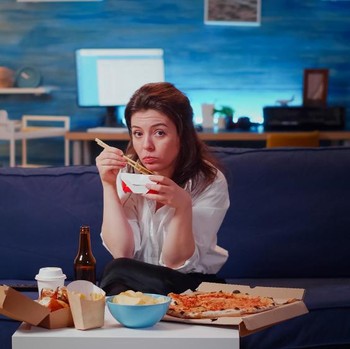 5 Daftar Makanan yang Sebaiknya Tidak Dikonsumsi Sebelum Tidur