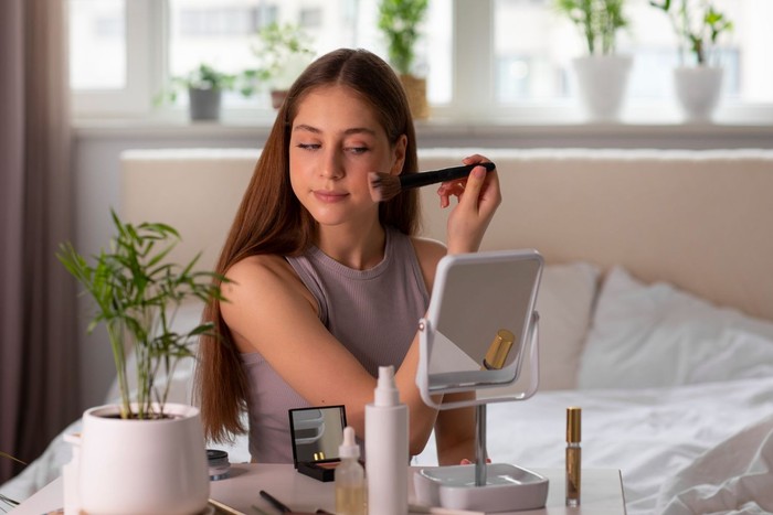 Makeup brush cepat rusak bisa disebabkan oleh kebiasaan sederhana yang sering dilakukan tanpa disadari. Cara membersihkan, menyimpan, hingga menggunakan makeup brush turut memengaruhi kondisi dan ketahanannya. Kesalahan tersebut juga dapat memengaruhi kebersihan brush dan hasil aplikasi makeup.