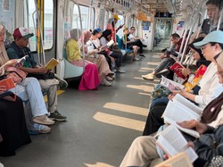 Siapa Takut Baca Buku di MRT?