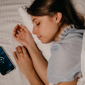 Mengenal Digital Sunset, Cara Sederhana Mengurangi Doomscrolling di Malam Hari untuk Tidur yang Berkualitas