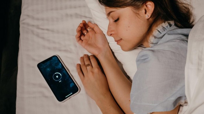 Mengenal Digital Sunset, Cara Sederhana Mengurangi Doomscrolling di Malam Hari untuk Tidur yang Berkualitas