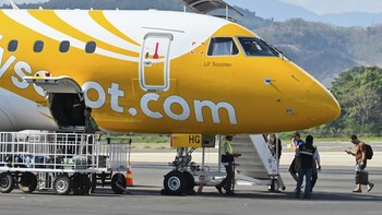 Sejumlah penumpang berjalan menaiki pesawat di Bandara Komodo, Manggarai Barat, NTT, Minggu (16/8/2026). Operasional penerbangan di bandara tersebut tetap berjalan secara normal dengan pembatasan pascagempa bumi bermagnitudo 7,7 di wilayah NTT pada S