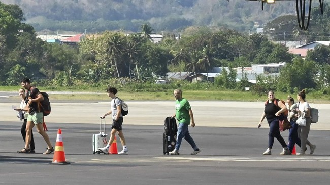 Sejumlah penumpang berjalan menaiki pesawat di Bandara Komodo, Manggarai Barat, NTT, Minggu (16/8/2026). Operasional penerbangan di bandara tersebut tetap berjalan secara normal dengan pembatasan pascagempa bumi bermagnitudo 7,7 di wilayah NTT pada S