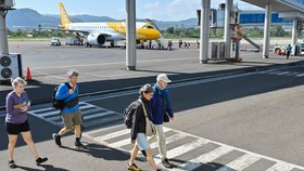 Sejumlah penumpang pesawat berjalan setibanya di Bandara Komodo, Manggarai Barat, NTT, Minggu (16/8/2026). Operasional penerbangan di bandara tersebut tetap berjalan secara normal dengan pembatasan pascagempa bumi bermagnitudo 7,7 di wilayah NTT pada