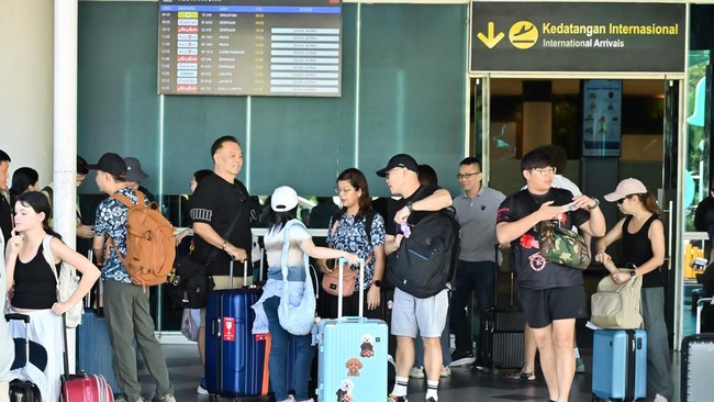 Sejumlah penumpang pesawat menunggu penjemputan setibanya di Bandara Komodo, Manggarai Barat, NTT, Minggu (16/8/2026). Operasional penerbangan di bandara tersebut tetap berjalan secara normal dengan pembatasan pascagempa bumi bermagnitudo 7,7 di wila