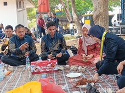 Menengok Tradisi Syukur Suami Istri Tapanuli Saat Anak Wisuda di Madiun