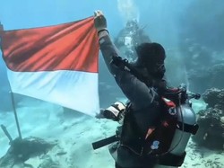 Merah Putih Berkibar di Bawah Laut Lembongan dan Tebing Pantai Kelingking