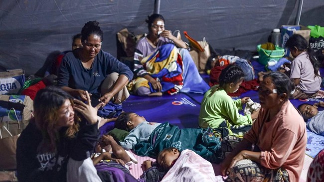 BNPB mencatat lebih dari 5.000 warga mengungsi setelah gempa magnitudo 7,7 mengguncang wilayah Nagekeo, Nusa Tenggara Timur (NTT), Sabtu (15/8).