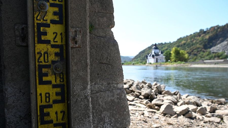 Permukaan air Sungai Rhine di Jerman terus menyusut hingga mencetak rekor terendah seiring terjadinya gelombang panas nan melanda Eropa. (REUTERS/Stephane Nitschke)