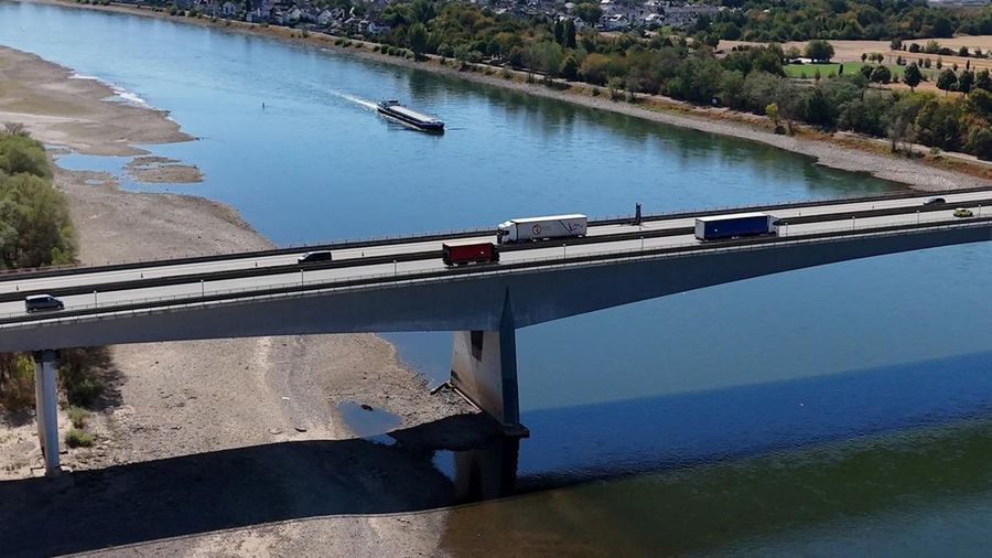 Permukaan air Sungai Rhine di Jerman terus menyusut hingga mencetak rekor terendah seiring terjadinya gelombang panas nan melanda Eropa. (REUTERS/Stephane Nitschke)