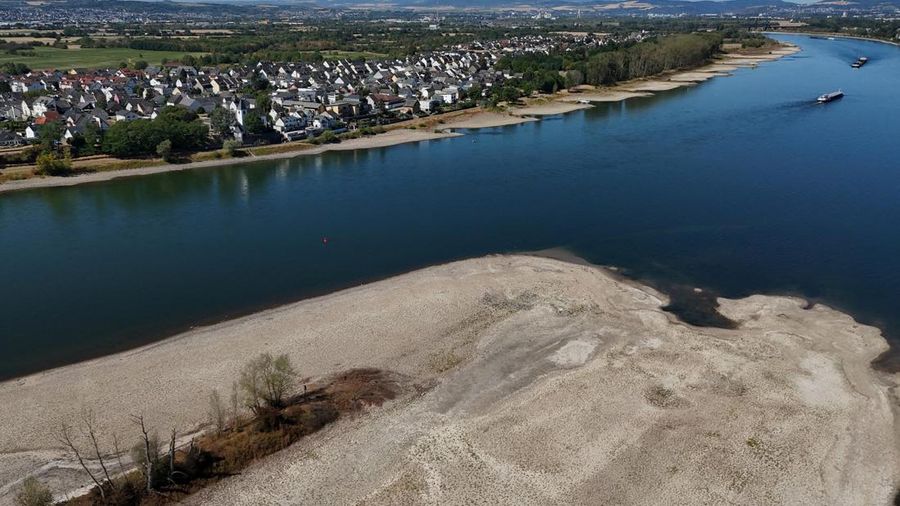 Permukaan air Sungai Rhine di Jerman terus menyusut hingga mencetak rekor terendah seiring terjadinya gelombang panas nan melanda Eropa. (REUTERS/Stephane Nitschke)