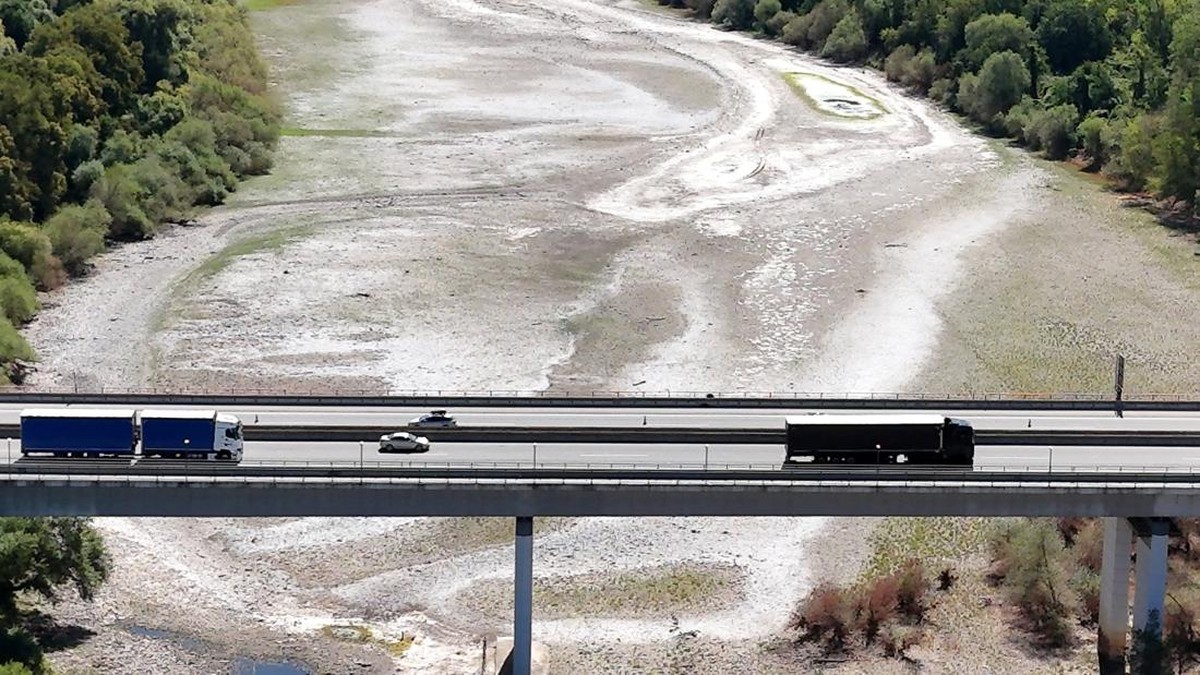 Potret Petaka Terjang Eropa, Sungai Rhine Menyusut-Transportasi Lumpuh