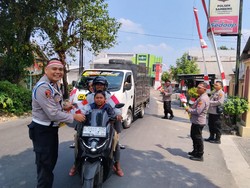Polisi Bagikan 2.000 Bendera Merah Putih Jelang HUT ke-81 RI di Lamongan